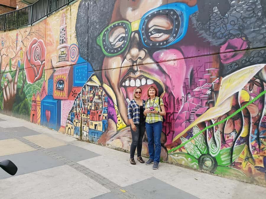 Medellín: Comuna 13, Cable Cars and Botero Statues Tour - 4 hours in Medellín: what the pace actually feels like