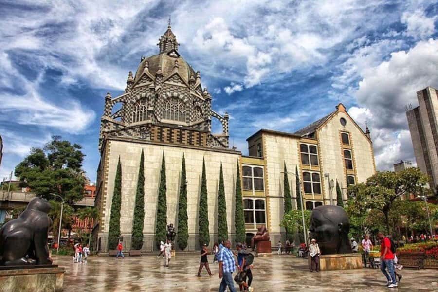 Medellín: Comuna 13, Cable Cars and Botero Statues Tour - Cable car time: why the hover ride is more than just a photo stop