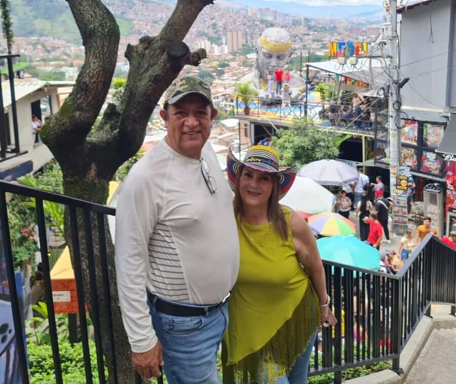 Medellín: Comuna 13 District Tour with Cable Car Ride - On foot: graffiti walls, electric escalators, and the library moment