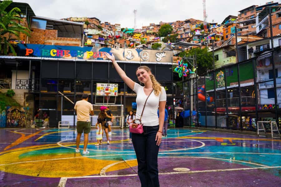 Medellín: Comuna 13 Tour with Snacks And Your Own Graffiti - Key things you’ll remember