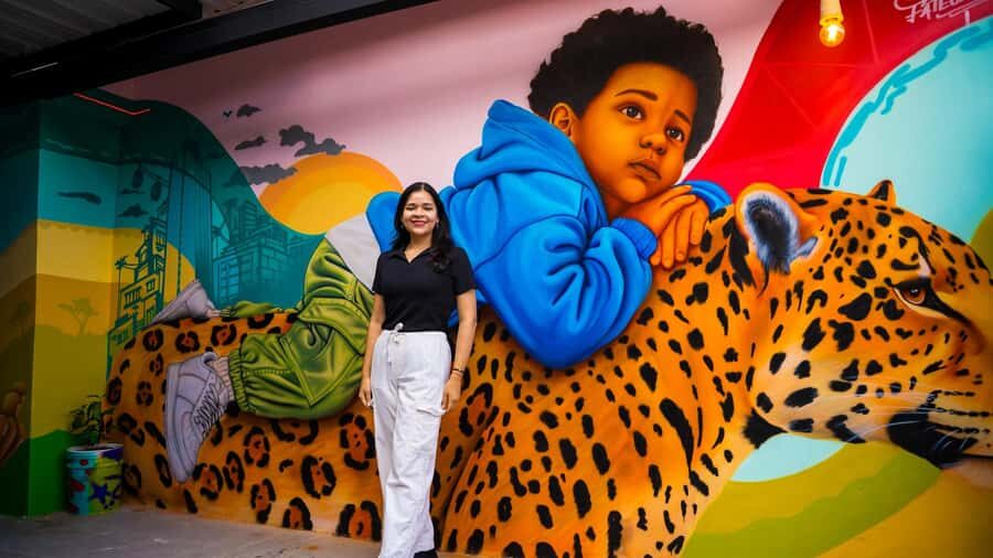 Medellín: Comuna 13 Tour with Snacks And Your Own Graffiti - Art galleries and photo viewpoints: where murals turn into meaning