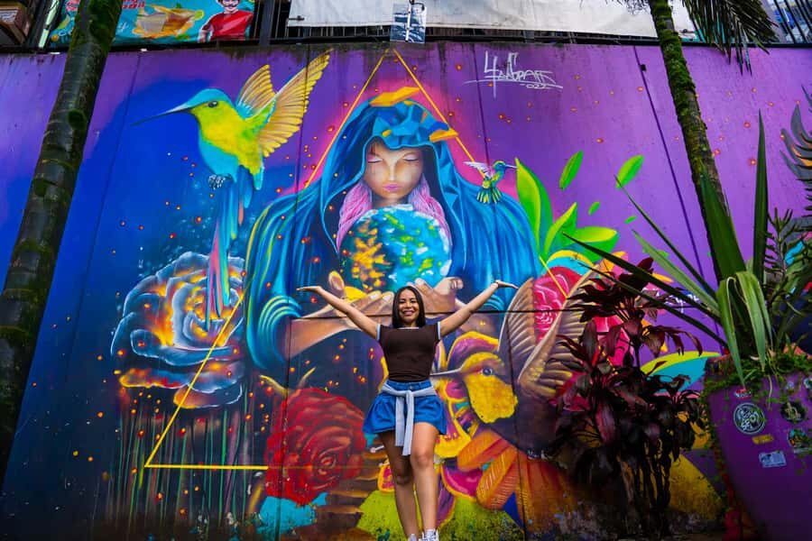 Medellín: Comuna 13 Tour with Snacks And Your Own Graffiti - Meeting at GRADEN COFFE and settling into the neighborhood pace
