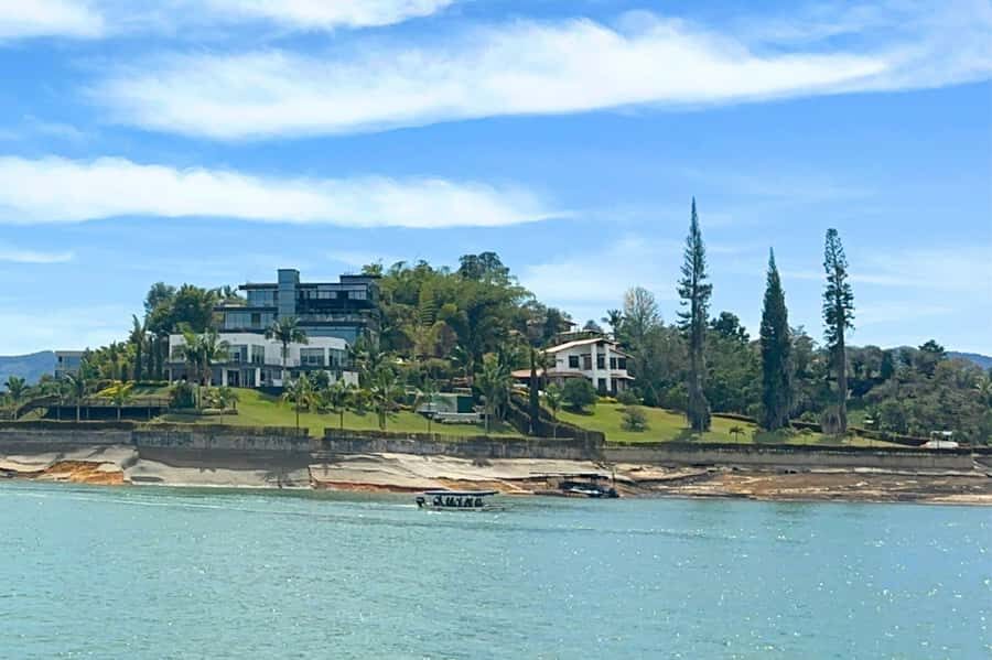 Medellin: Guatape and El Penol Rock Day Trip with Boat Ride - Guatapé town walking time and the zócalos you’re meant to notice