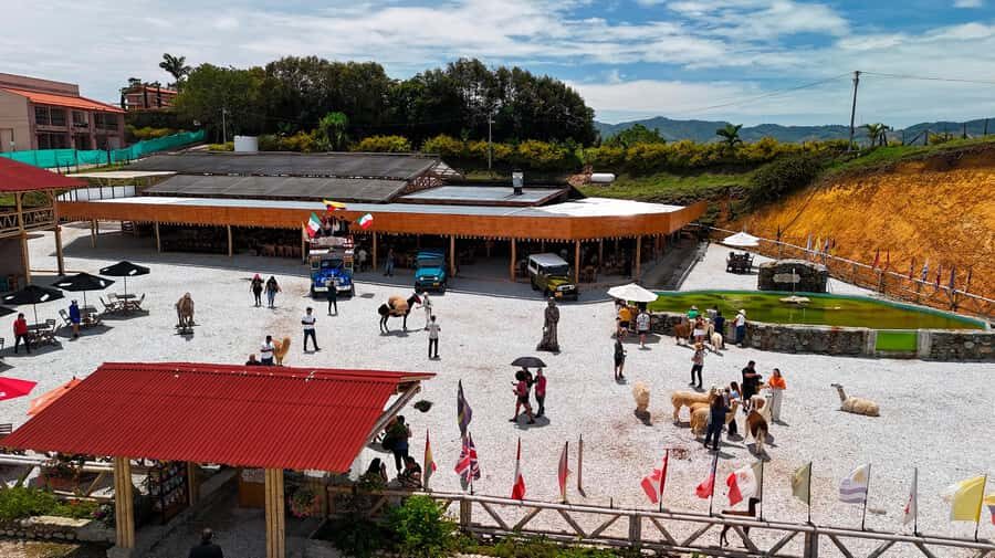 Medellín: Guatapé Private Tour with Helicopter & Boat Ride - Guatapé Town Walk and the Zócalos: The Color Part You Can Do Slowly