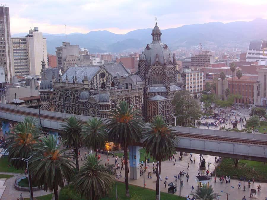 Medellin: Private City Tour - Where the Tour Starts: Carlos Gardel Monument and the Photo-Stop Rhythm