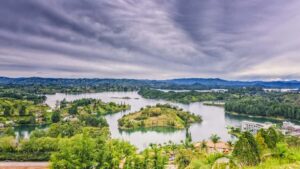 Medellín: Private Guatapé Tour w/ Breakfast, Lunch & Cruise - Guatapé walking tour: color, details, and history stops