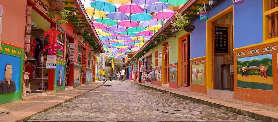 Medellín: Private Guatapé Tour w/ Breakfast, Lunch & Cruise - The Zócalos cruise: a 1-hour break on the reservoir