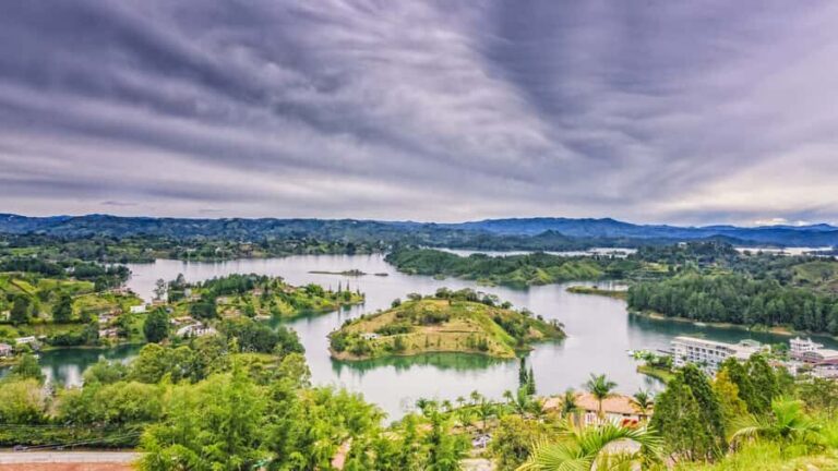 Medellín: Private Guatapé Tour w/ Breakfast, Lunch & Cruise - Guatapé walking tour: color, details, and history stops