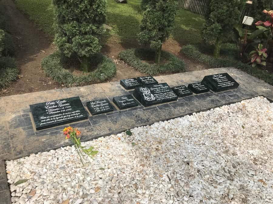 Medellín: Private Pablo Escobar Tour with Cable Car Ride - Montesacro Cemetery and the Escobar-Linked Stops That Explain Consequences
