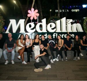 Nightlife Medellin, Rooftops, bars and Clubs - The Purple Reign Restaurant Gastro Bar start: warm-up drinks and an easy entry