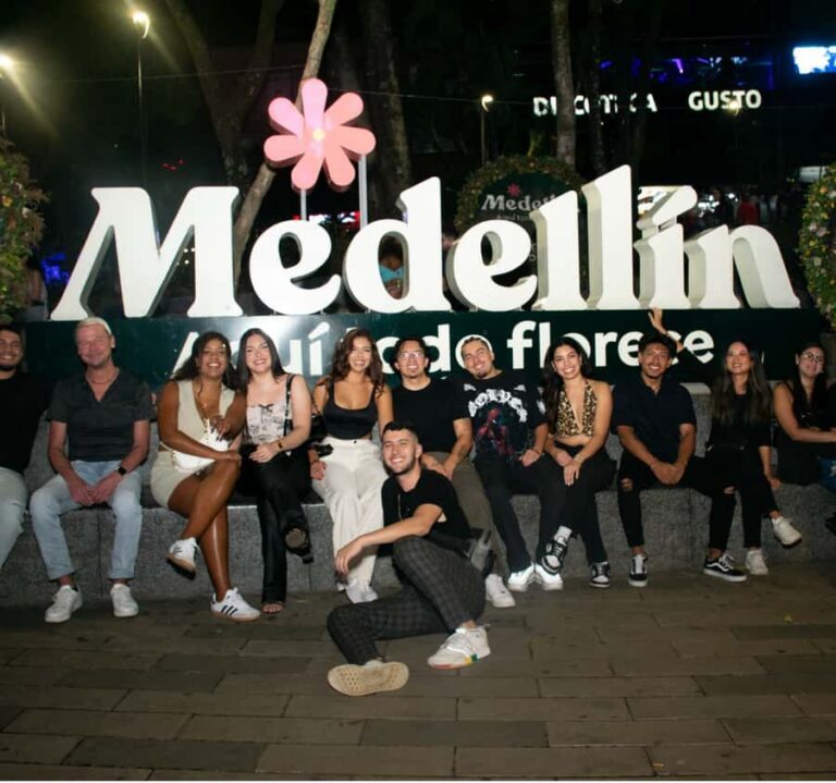 Nightlife Medellin, Rooftops, bars and Clubs - The Purple Reign Restaurant Gastro Bar start: warm-up drinks and an easy entry