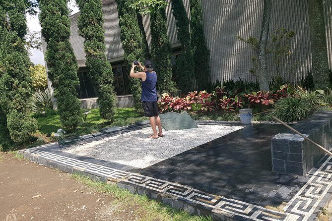 Pablo Escobar Private Group Tour Including La Catedral Jail in Medellin - Cementerio Jardines Montesacro: graves, context, and real names
