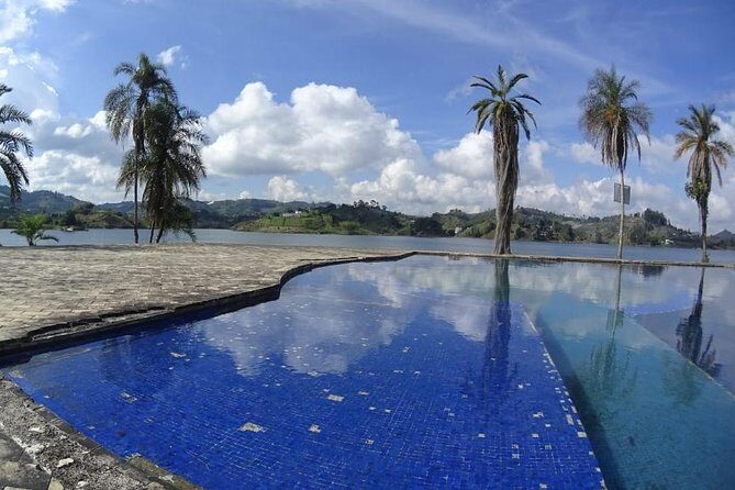 Pablo Escobar Tour - Private and affordable TOUR - The New Colombia - Stop 1: Cementerio Jardines Montesacro and Escobar’s tomb