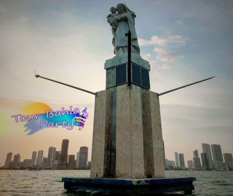 Party Boat in Cartagena Bay with NightClub Ticket - English vs. Spanish Expectations: Plan Like It Might Lean Spanish