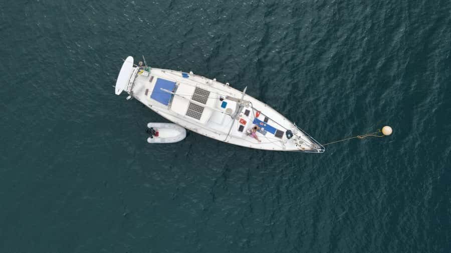 Santa Marta: Sailing Tour to Tayrona Park with Luis' Team - Sailing past Taganga and Granate bays, with a fishing twist