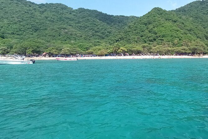 Tayrona by sea - Bahía Concha and its white sand swim session