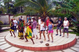 Tourist white train - Tour around the island - Island House Museum: dance demo and local storytelling at the start